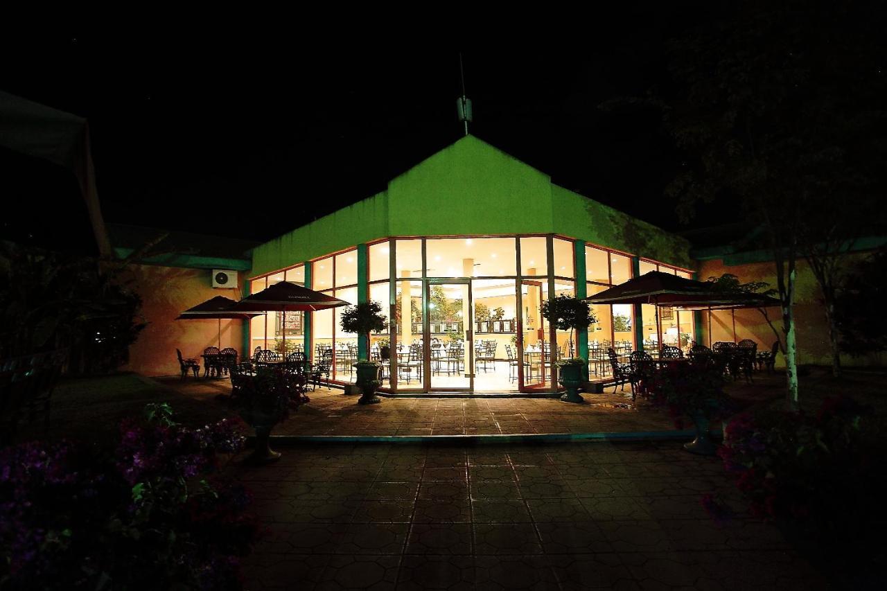Crossroads Hotel Lilongwe Exterior foto